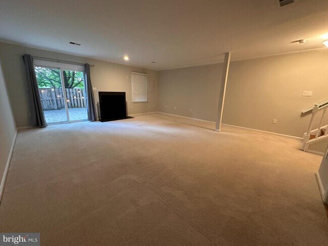 Building Photo - 13 Carriage House Cir