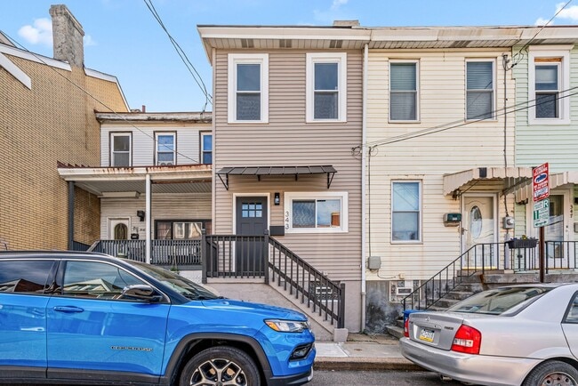 Building Photo - Freshly Renovated 2 Bedroom in Bloomfield available NOW! Includes off-street parking!