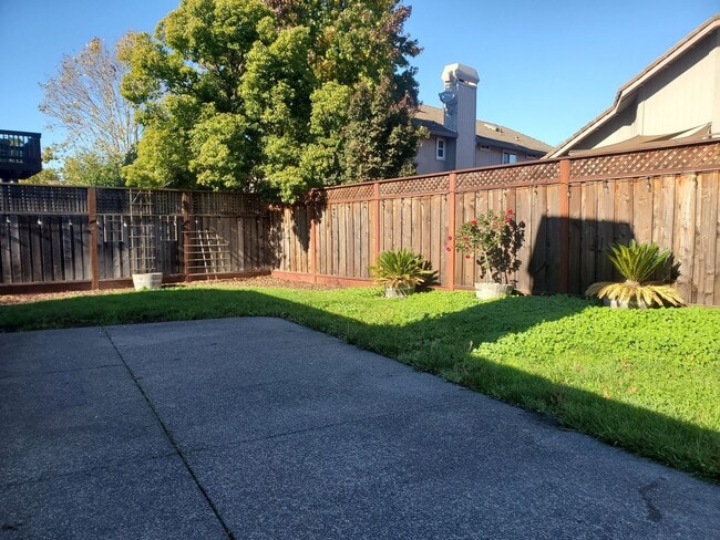 Building Photo - Well-maintained 3x2 single-family Windsor home