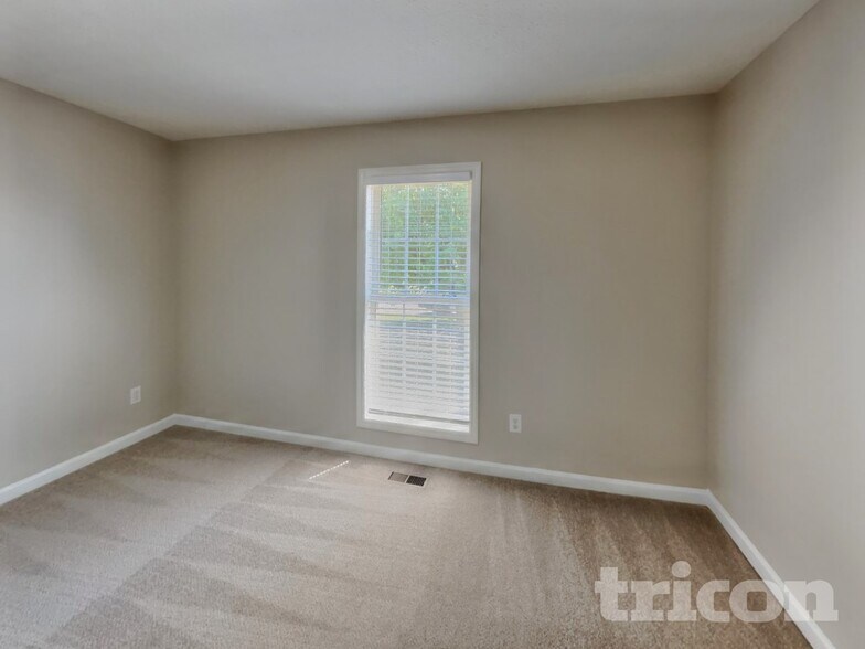 Building Photo - 1090 Pinehurst Dr