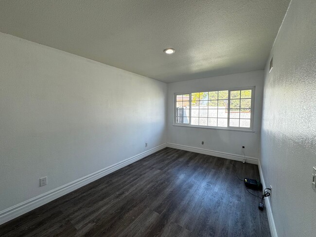 Building Photo - Beautiful 4Bd/2Ba Home w/Pool, Fully Fenced Large Backyard in Corona!