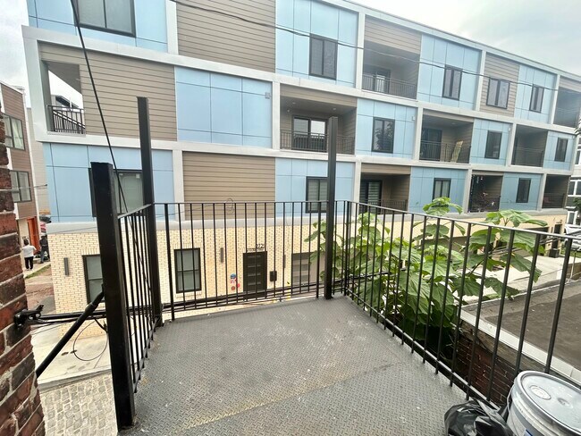 Building Photo - 2725 W Girard Ave