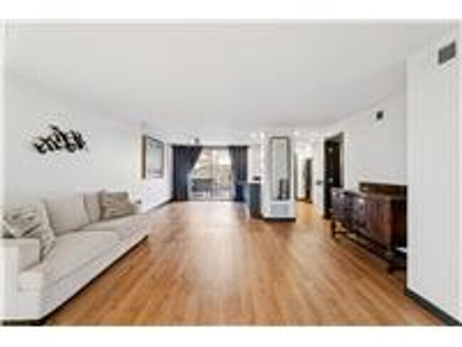 Building Photo - 410 W 7th St