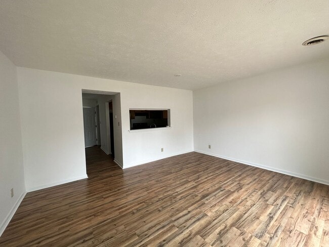 Building Photo - 2 bedroom townhouse in The Midlands! Available November 2025!