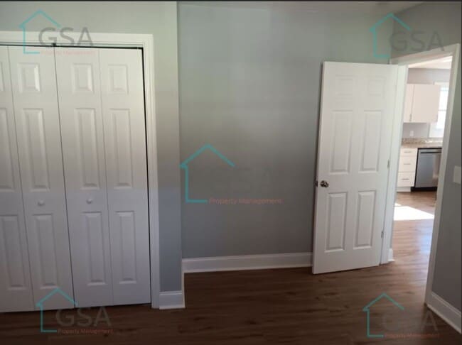 Building Photo - 3 Bedroom 2 Bath Available!