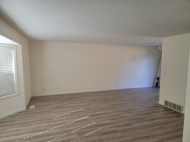 Building Photo - Great update 4-Bedroom Home On The South H...