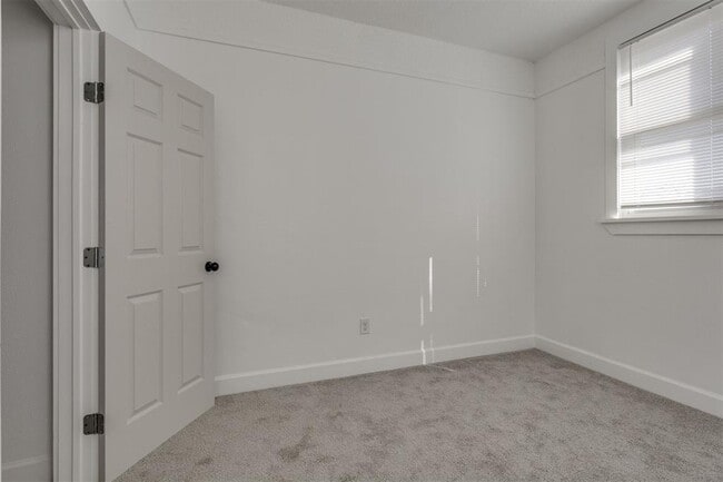 Building Photo - 2421 NW 18th St
