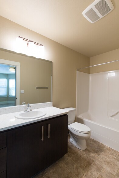 Building Photo - 915 SW 10th St