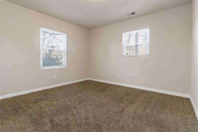 Building Photo - 2361 Swallow Cir SE