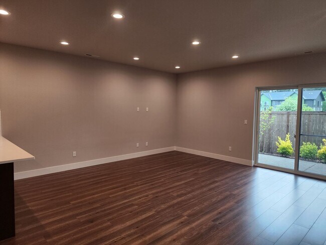 Building Photo - 3 bedroom Townhouse with Pool Access and E...