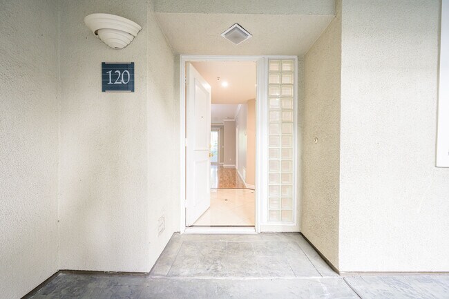 Building Photo - 2253 Martin