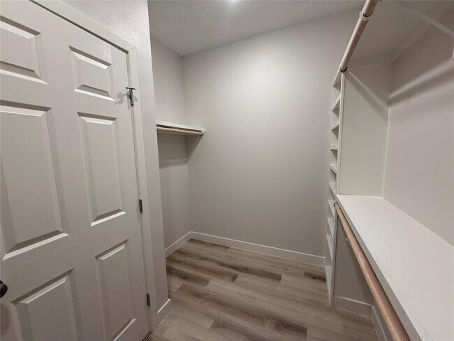 Building Photo - 817 5th