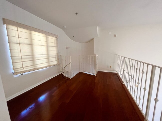 Building Photo - High vaulted ceilings open floor plan cond...