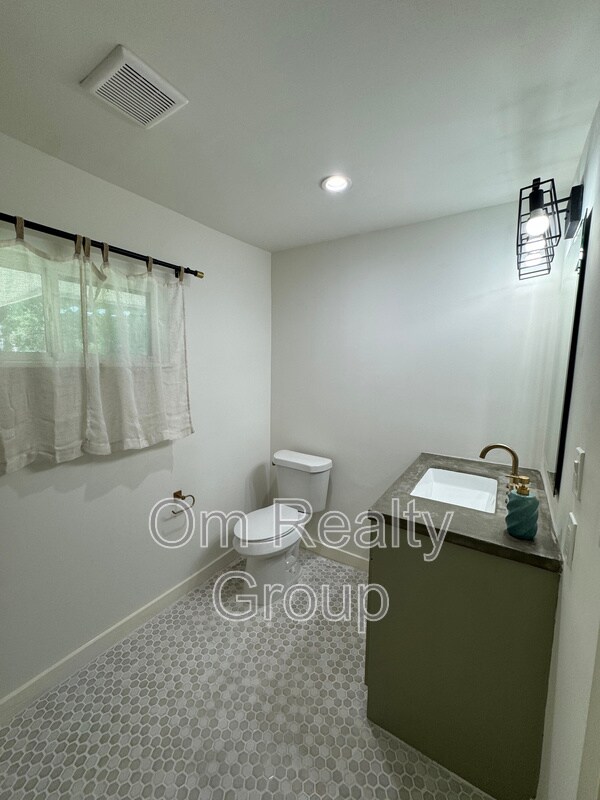 Building Photo - 3333 Calumet St