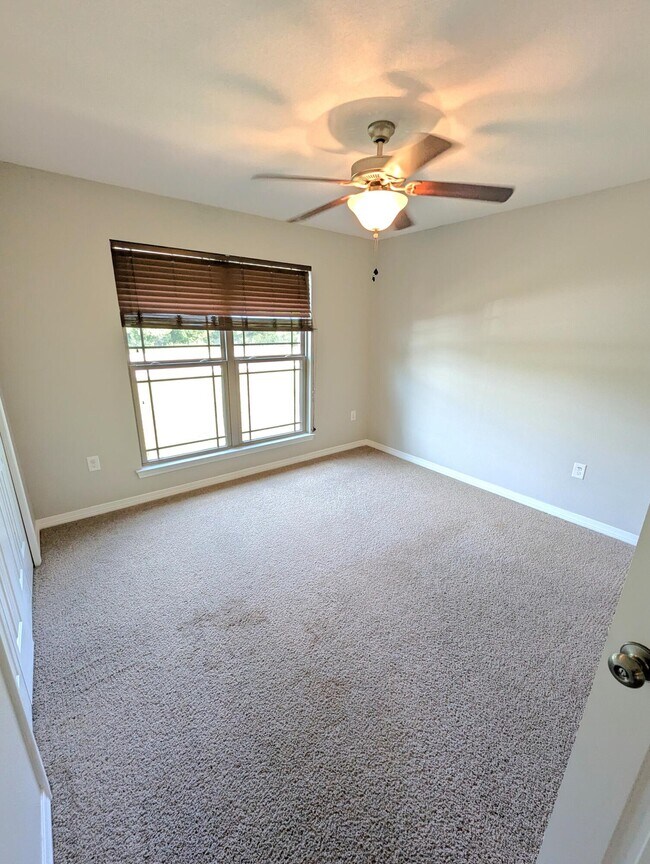 Building Photo - 8450 Island Dr