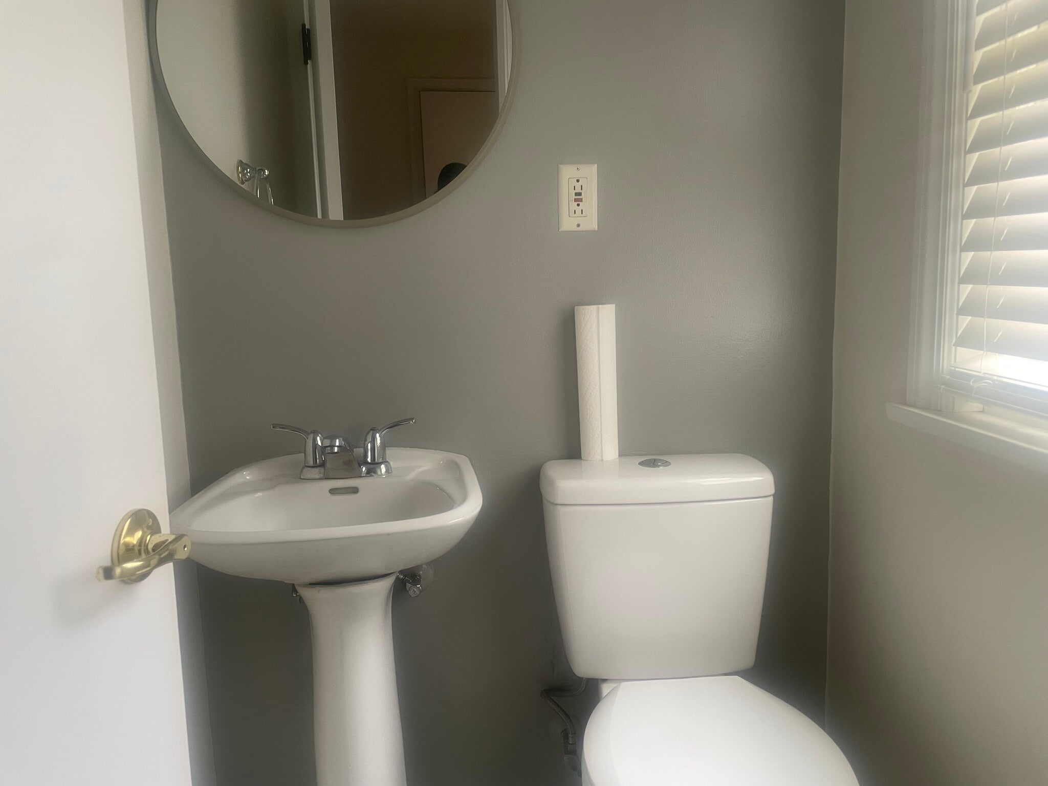 Half washroom - 3263 S 58th Ct