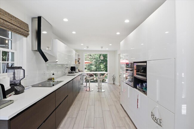 Building Photo - 3221 Coquelin Terrace