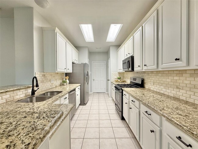 Building Photo - 23 Blue Creek Pl