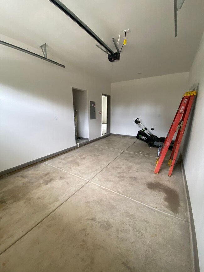 Building Photo - **SPRING SPECIAL- $400 off first months rent**  3 Bedroom Duplex in Veneta