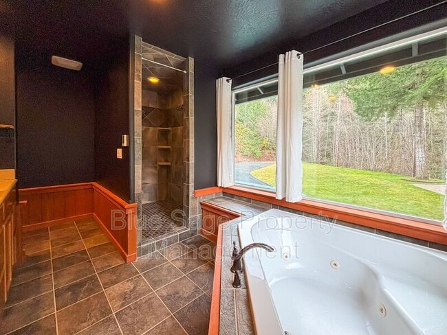 Building Photo - 241896 US-101