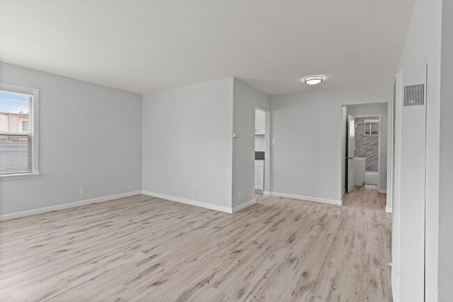 Primary Photo - 935-937 N Washington Place
