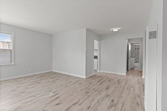 Building Photo - 935-937 N Washington Pl