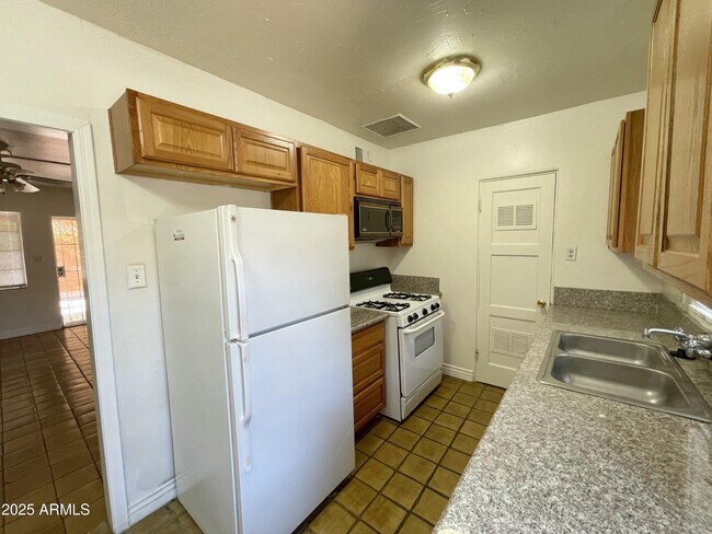 Building Photo - 606 E San Juan Ave