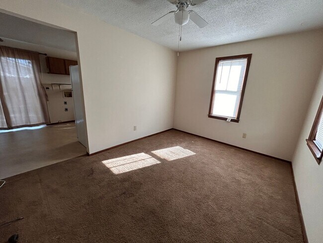 Building Photo - Cute 2 Bedroom 1 Bath