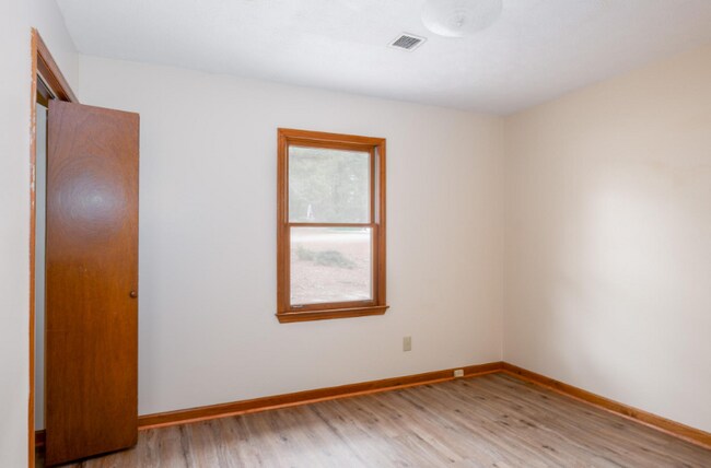 Building Photo - 1190 Duncan Rd