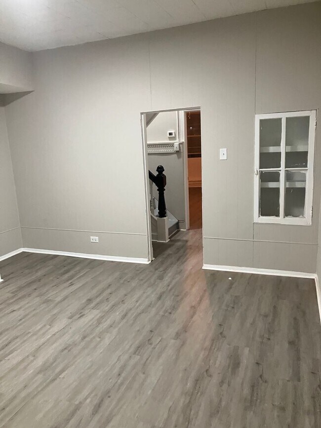 Building Photo - 7 Bedrooms 3.5 Bathrooms