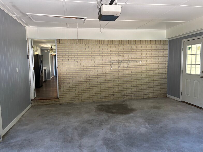 Building Photo - 1311 Lakeshore Cir