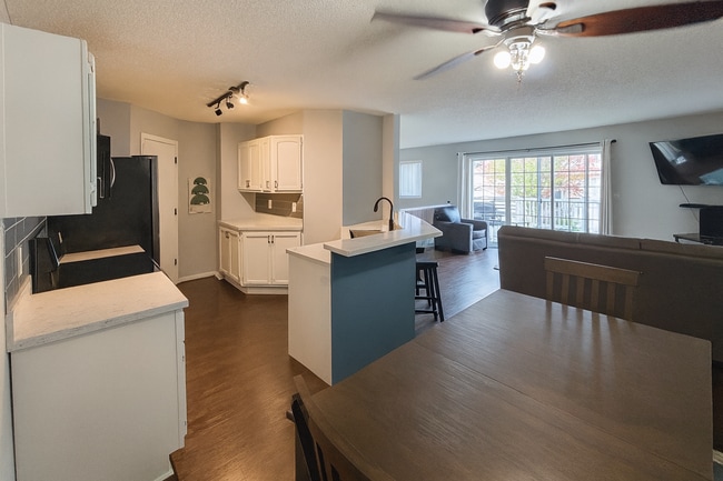 Building Photo - Rare and Beautifully Updated Townhome in a...