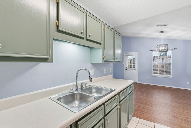 Building Photo - Home in Benton