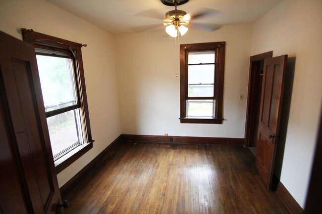 Building Photo - 221 N Dewey St