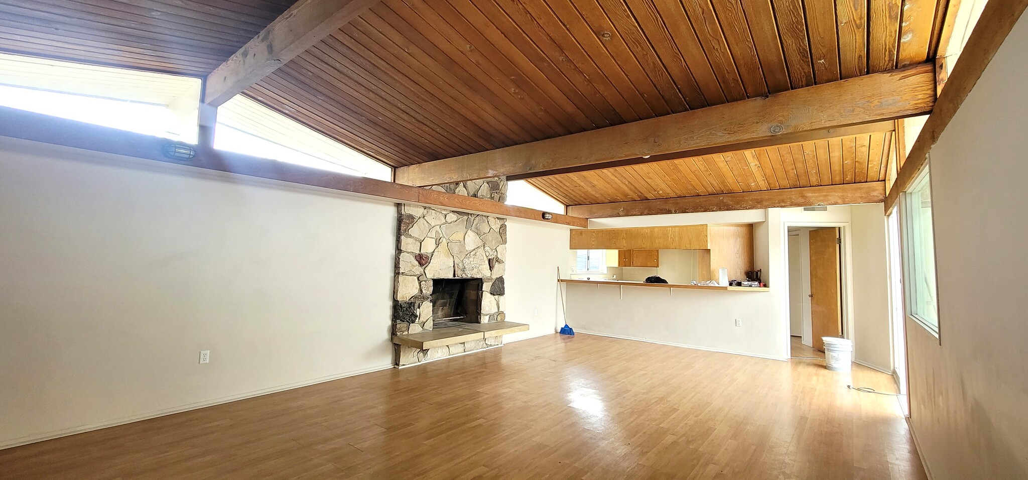 HOUSE - 218 W Carson St