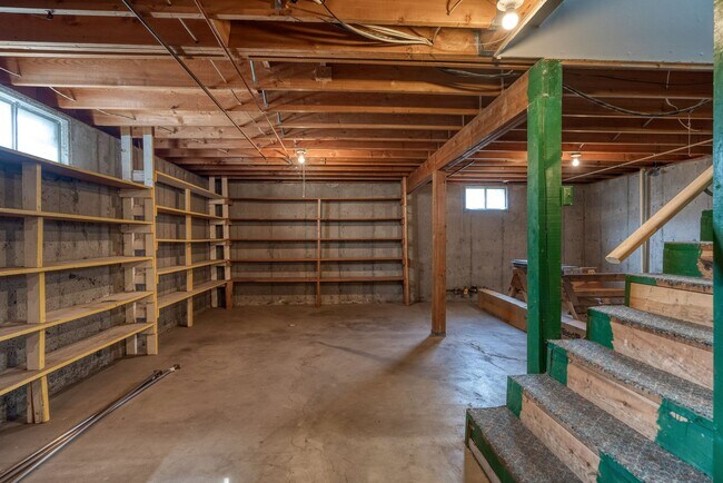 Building Photo - Beautifully renovated three bedroom with l...