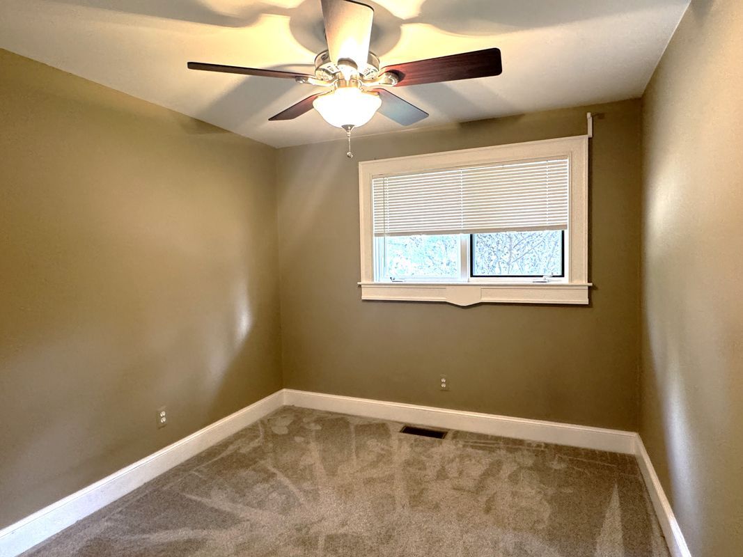 Building Photo - 1508 Lakeview Dr