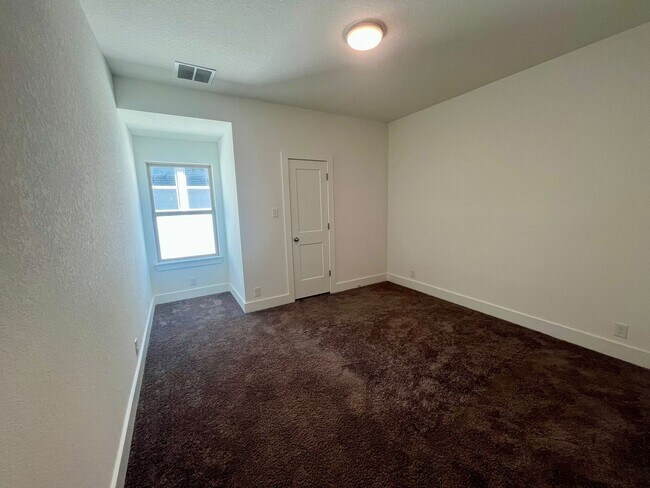 Building Photo - Spacious 4 Bedroom / 4 Full Bath Home w/ M...