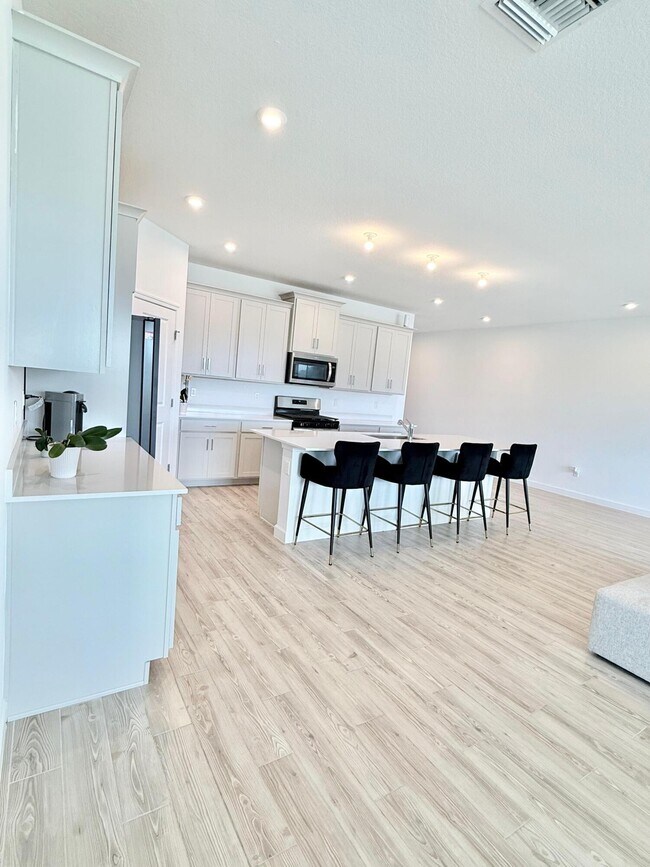 Building Photo - 10525 SW Orana Dr