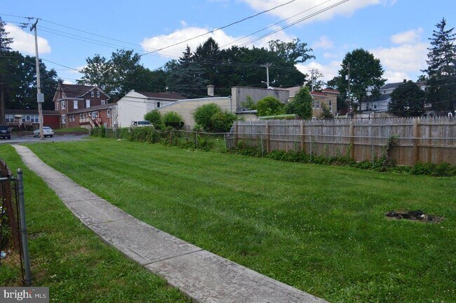 Building Photo - 430 S Matlack St