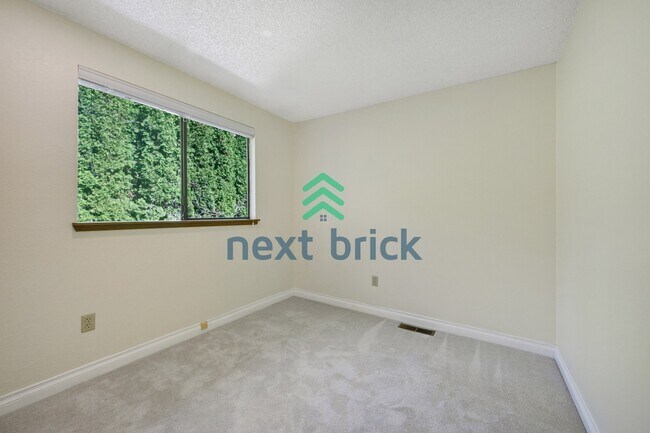 Building Photo - "Spacious 5-Bed Gem with 2.5 Baths in Prime Redmond Location!"