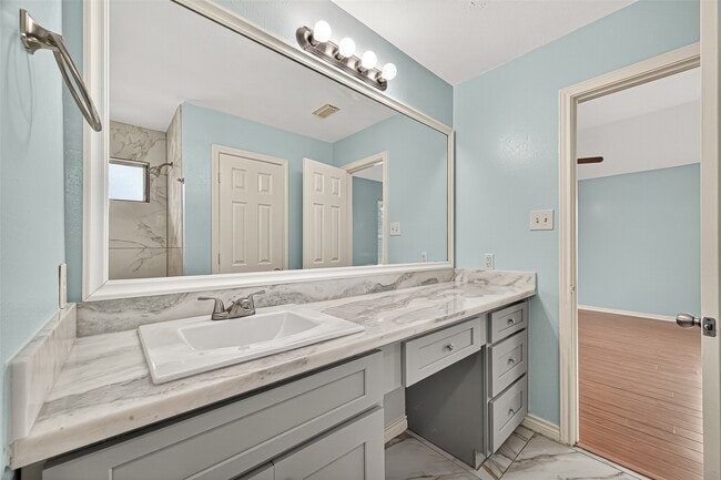 Building Photo - 6710 Bellaire Gardens Dr