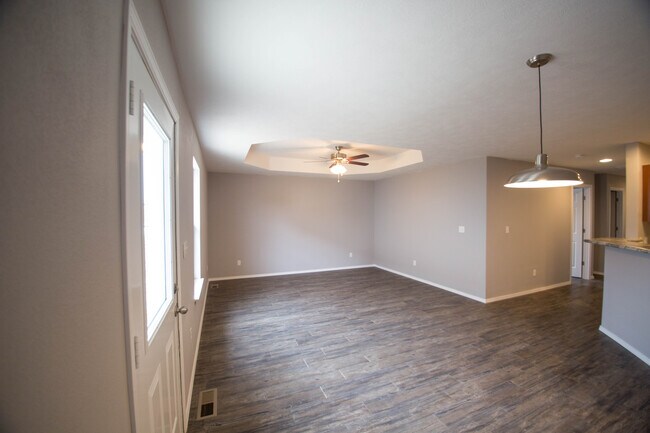 Building Photo - 805 Windmill Dr