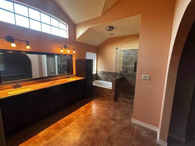 Building Photo - 15603 Rose Crest