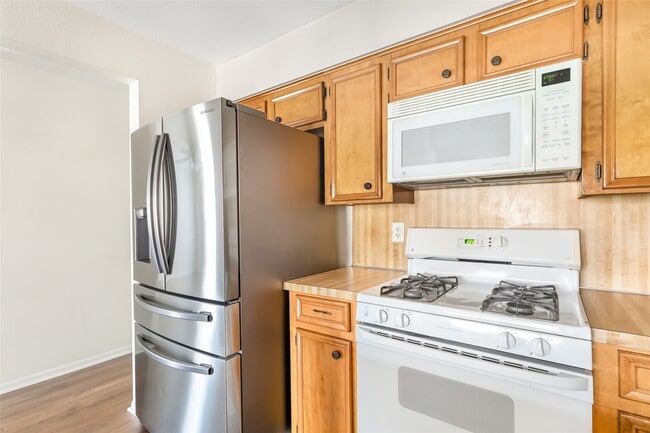 Building Photo - 2722 Foliage Green Dr