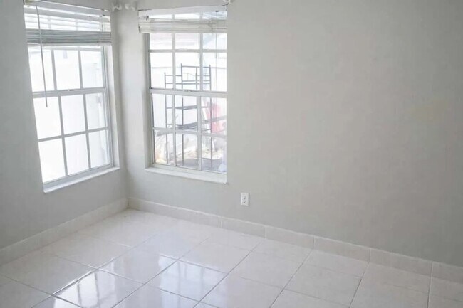 Building Photo - 11316 Maybrook Ave