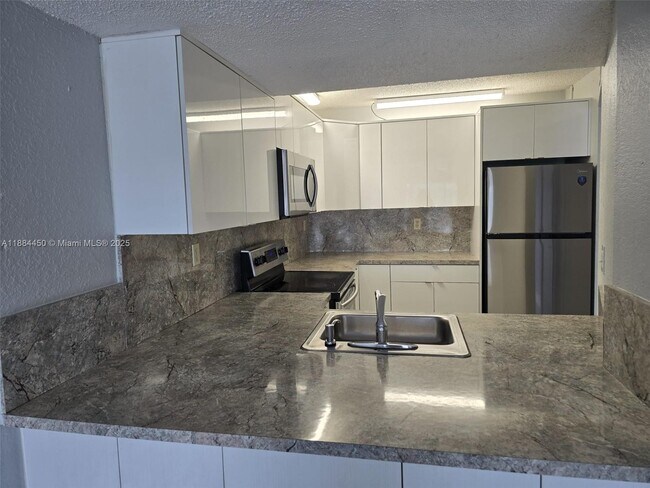 Building Photo - 210 W 68th St