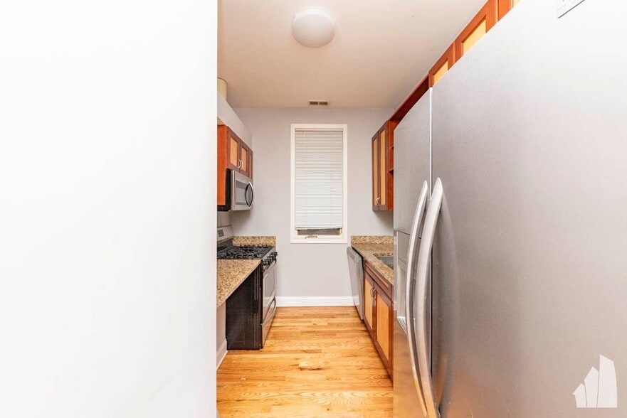 Building Photo - 1133 W Addison St