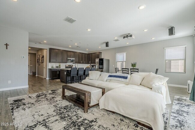 Building Photo - 9935 E Thornbush Ave