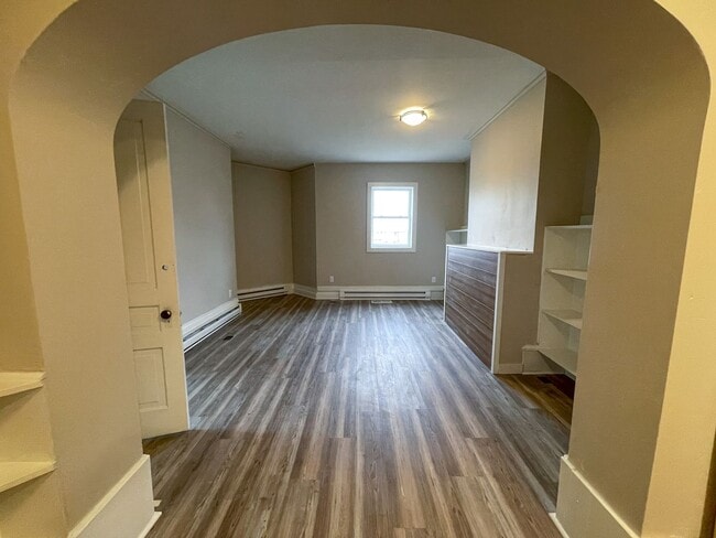 Building Photo - Beautifully Renovated 1 Bedroom Apartment with Private Entrance